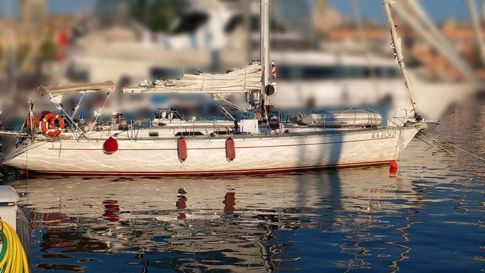 Sailing Delfina Botel