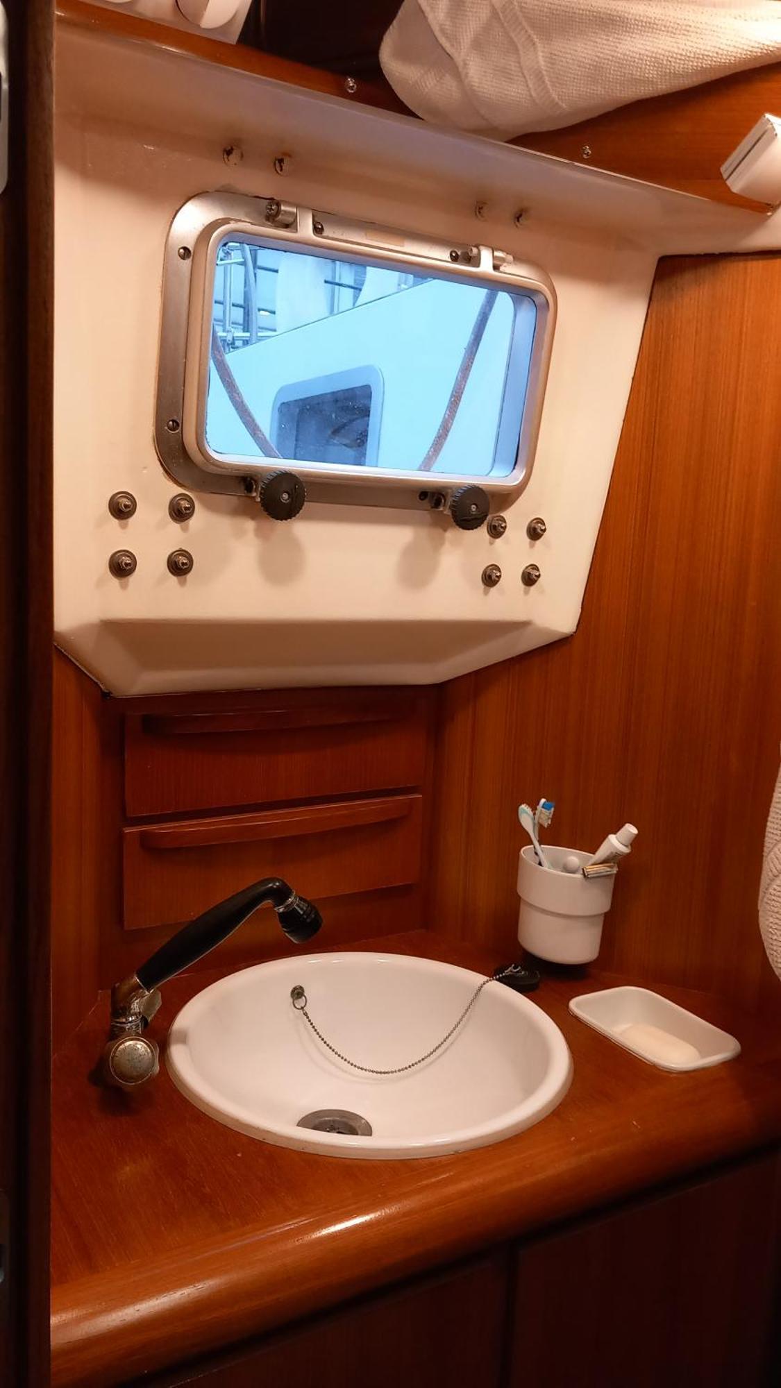 Sailing Delfina Botel *